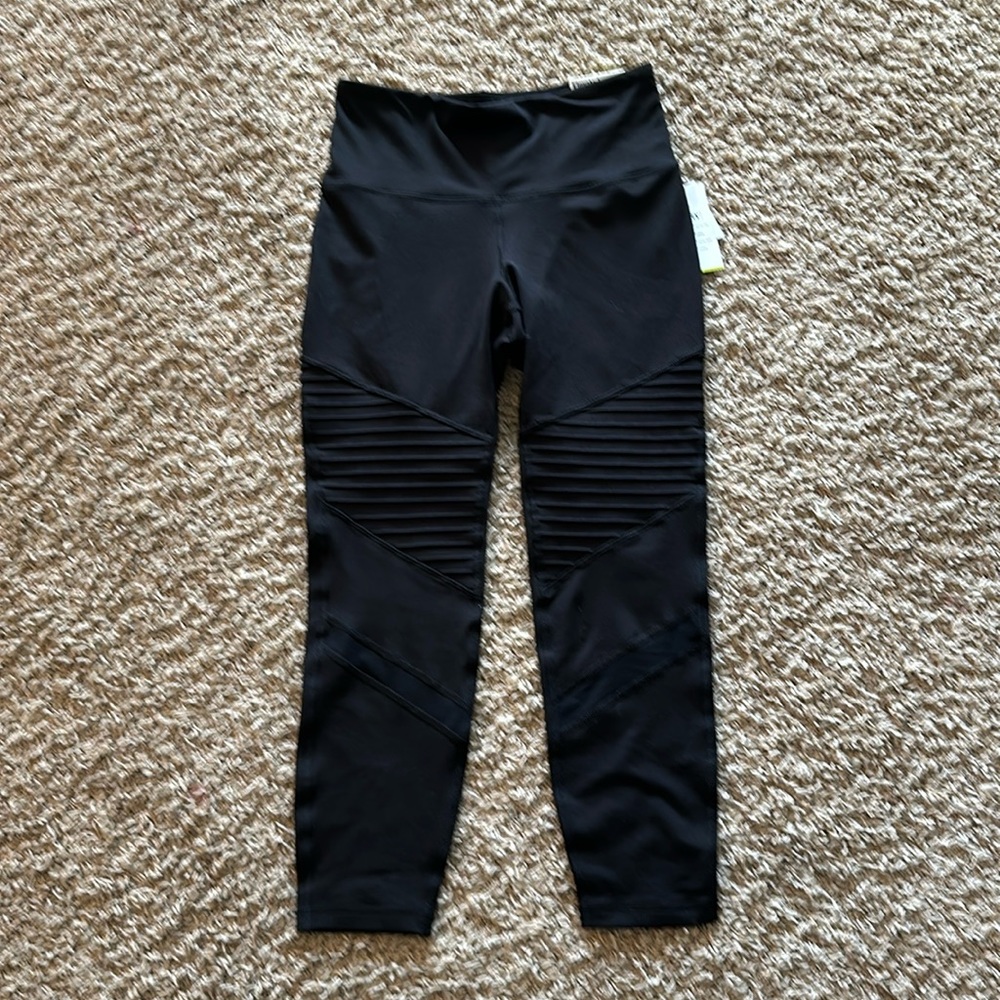 NWT Old Navy Elevate Leggings M Petite